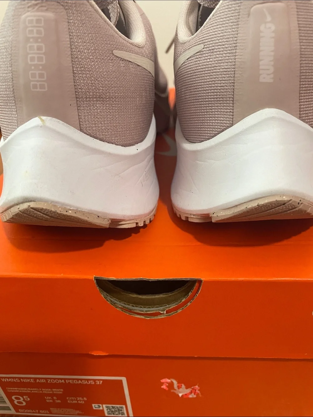 EUC - Nike Air Zoom Pegasus 37 - Champagne